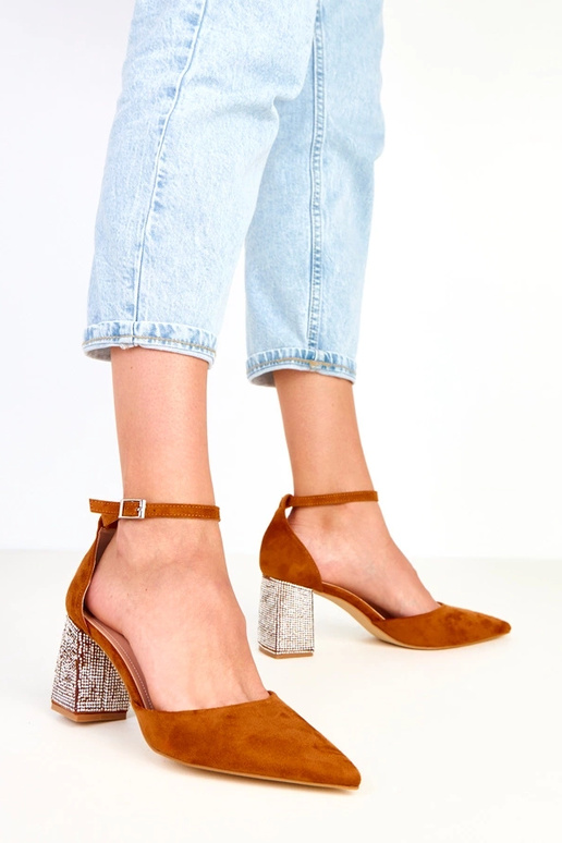 Sapatos marrons de salto decorados... Sapatos marrons de salto decorados...