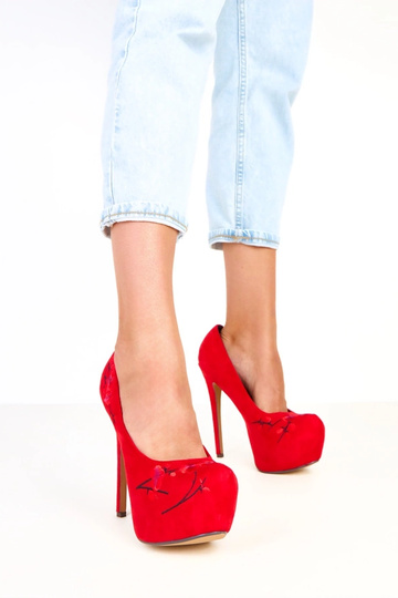 Sapatos vermelhos de salto...