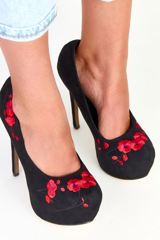 Sapatos pretos de salto com... Sapatos pretos de salto com...