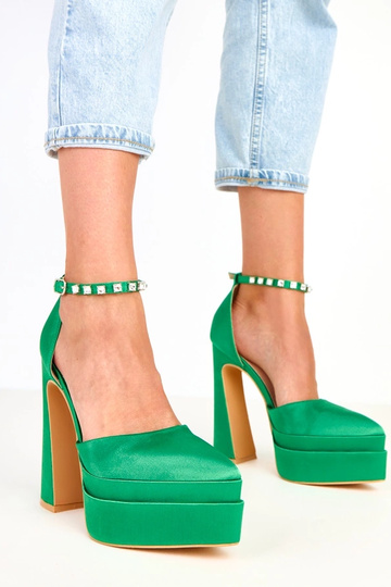 Sapatos verdes de salto com plataforma e tira decorada com pedras Tolani