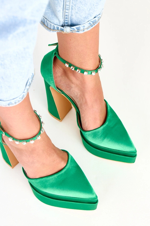 Sapatos verdes de salto com... Sapatos verdes de salto com...