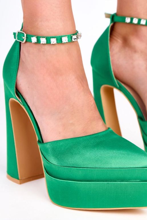 Sapatos verdes de salto com... Sapatos verdes de salto com...