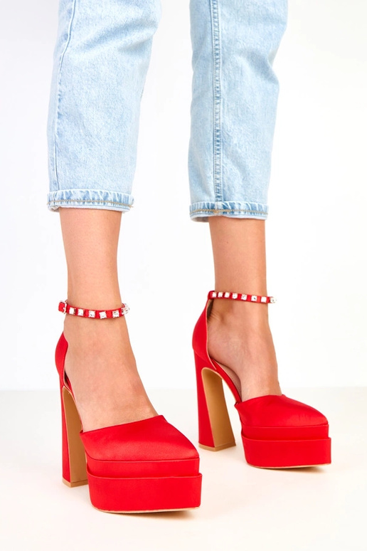 Sapatos vermelhos de salto com... Sapatos vermelhos de salto com...