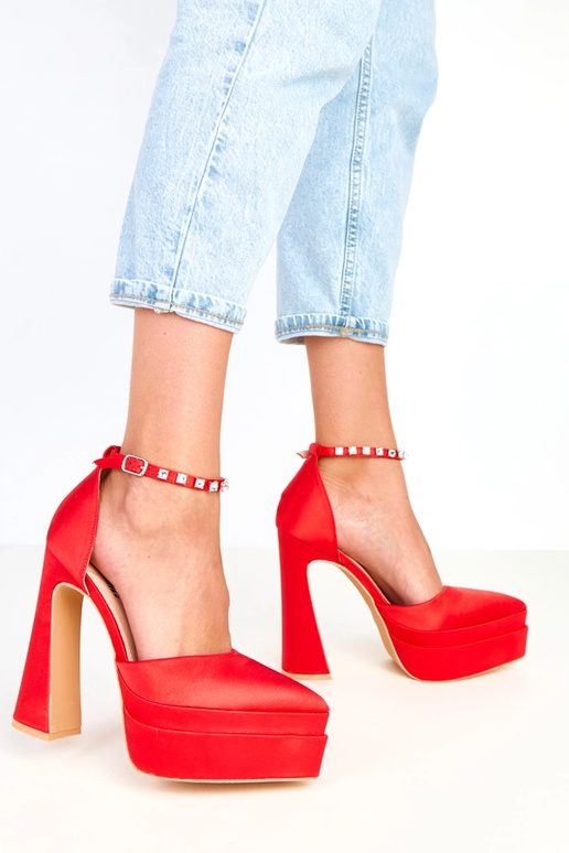 Sapatos vermelhos de salto com... Sapatos vermelhos de salto com...