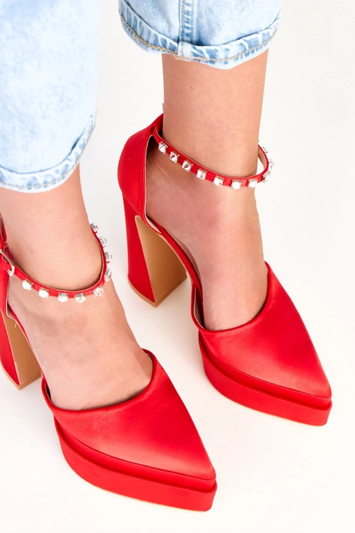 Sapatos vermelhos de salto com... Sapatos vermelhos de salto com...