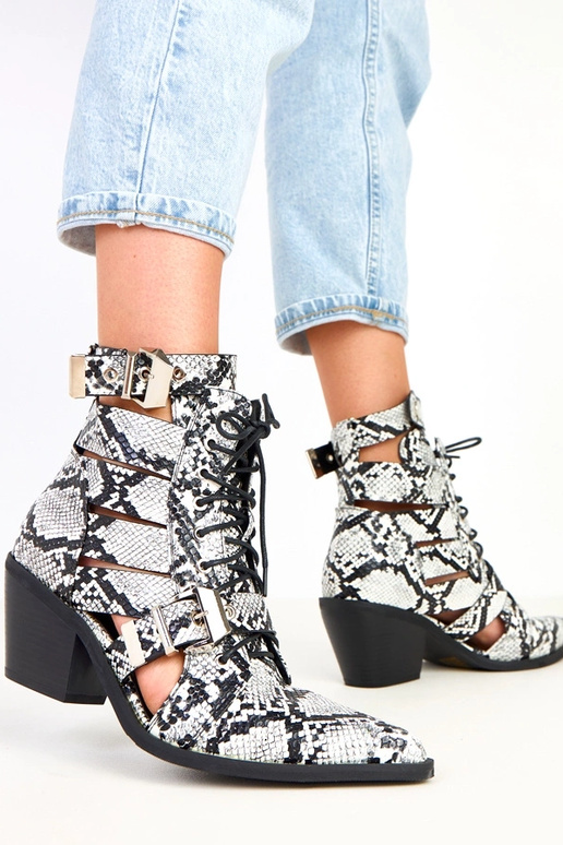 Botins preto e branco de salto...