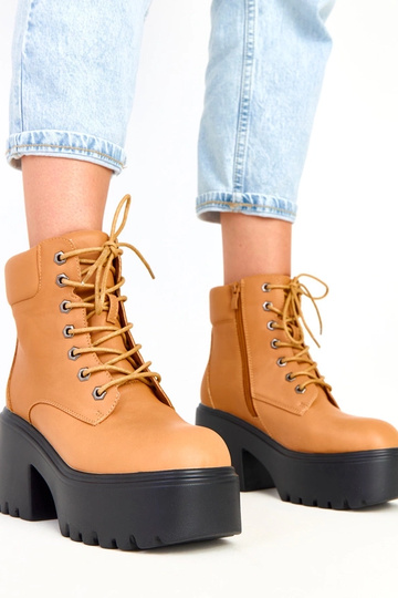 Botins marrons com salto grosso e plataforma Janja
