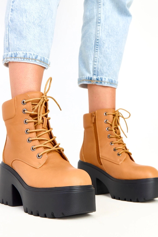 Botins marrons com salto grosso e...