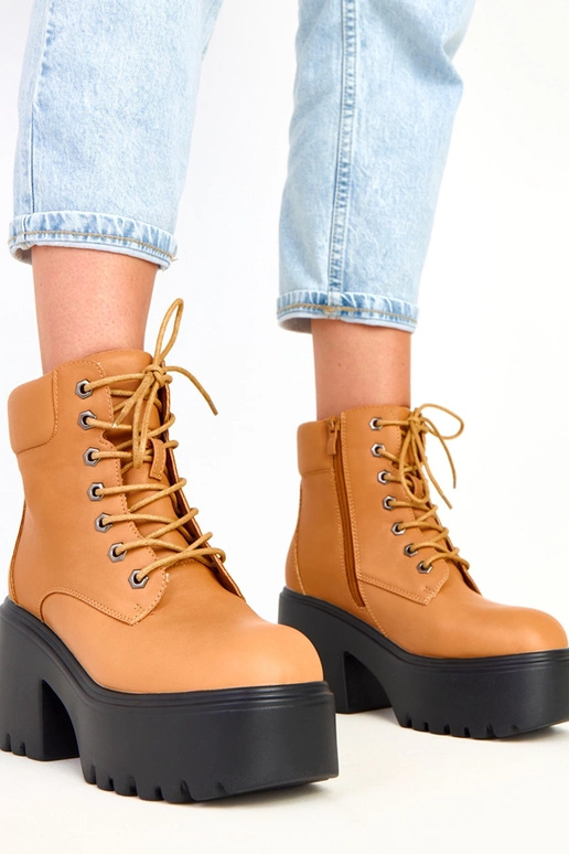 Botins marrons com salto grosso e...