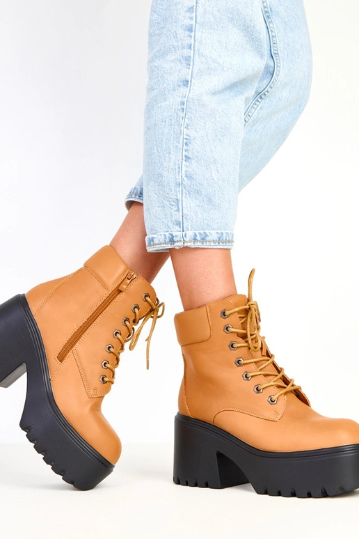 Botins marrons com salto grosso e...