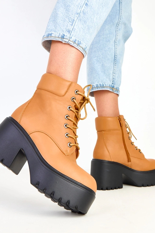 Botins marrons com salto grosso e...