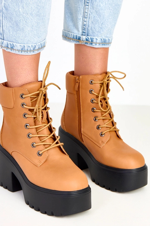 Botins marrons com salto grosso e...