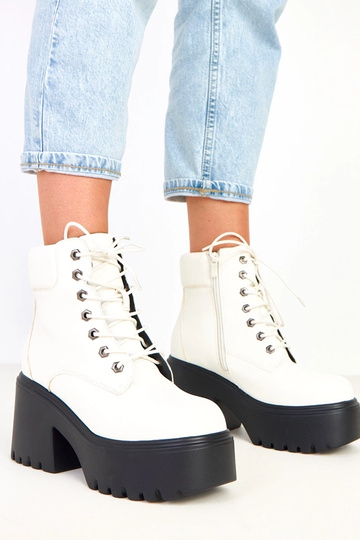 Botins brancos com salto...