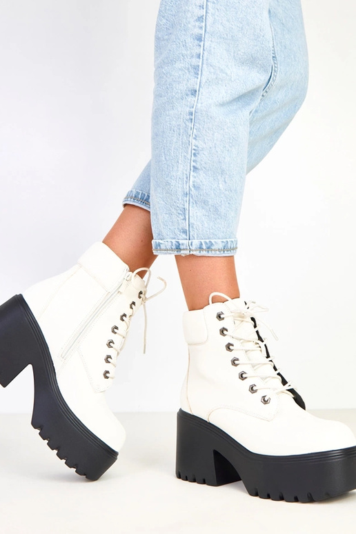 Botins brancos com salto grosso e...