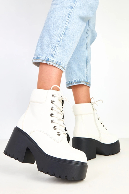 Botins brancos com salto grosso e...