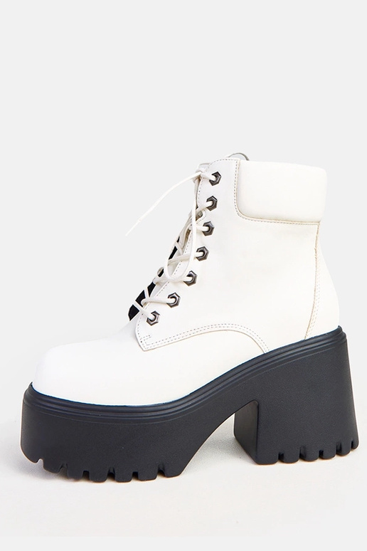 Botins brancos com salto grosso e...