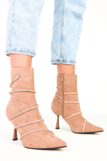 Botins na cor areia com salto decorados com zircônias Nethe