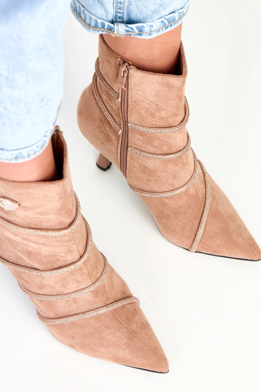 Botins na cor areia com salto...