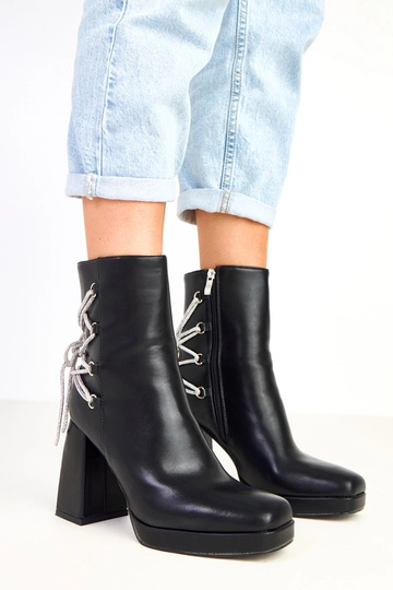 Nancy botins pretos em coluna decorados com zircônias