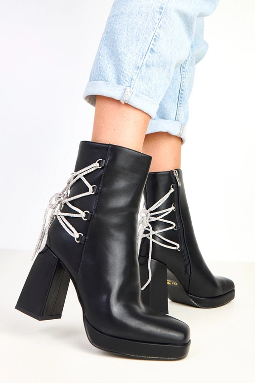 Nancy botins pretos em coluna...