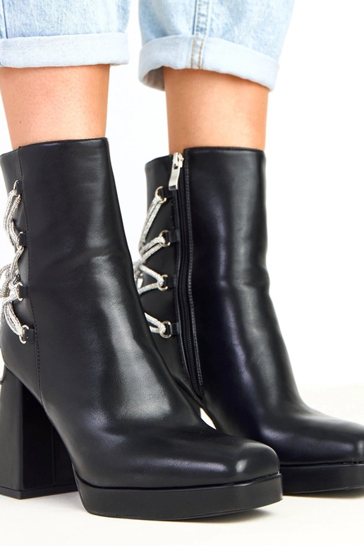 Nancy botins pretos em coluna...