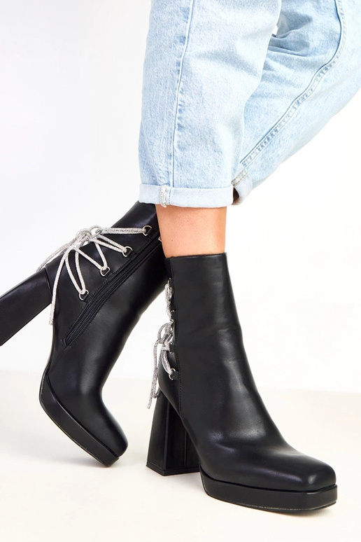 Nancy botins pretos em coluna...