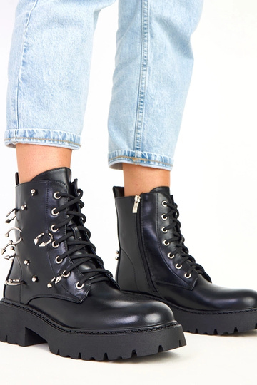 Ebony botins pretos com plataforma e adornos metálicos