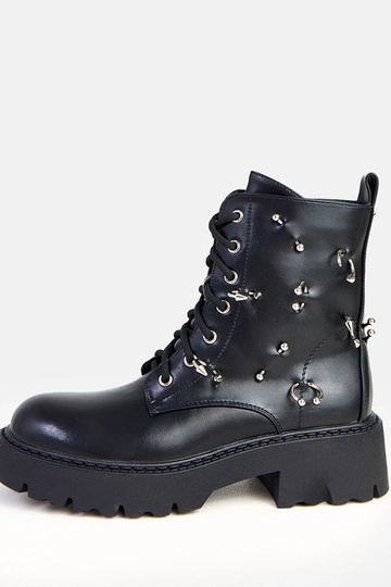 Ebony botins pretos com plataforma e adornos metálicos 2