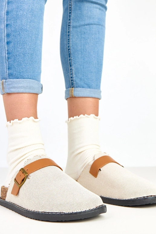 Chinelas marrons em plataforma de...