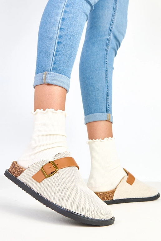 Chinelas marrons em plataforma de...