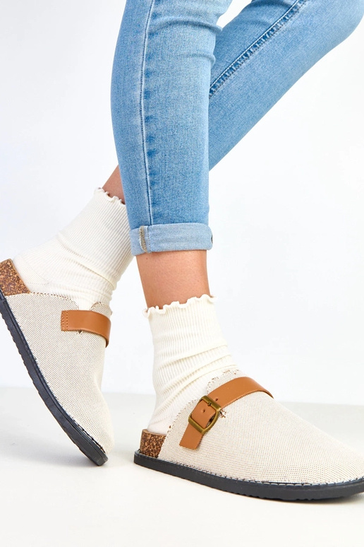 Chinelas marrons em plataforma de...