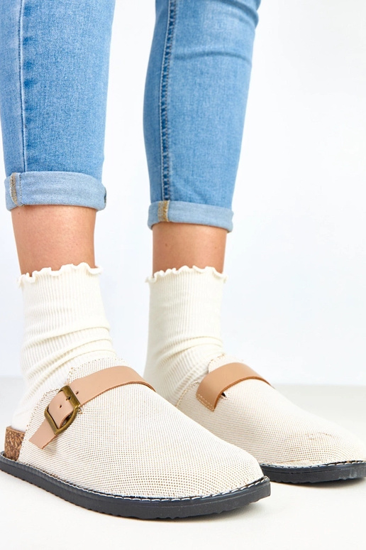 Chinelas na cor areia em plataforma... Chinelas na cor areia em plataforma...