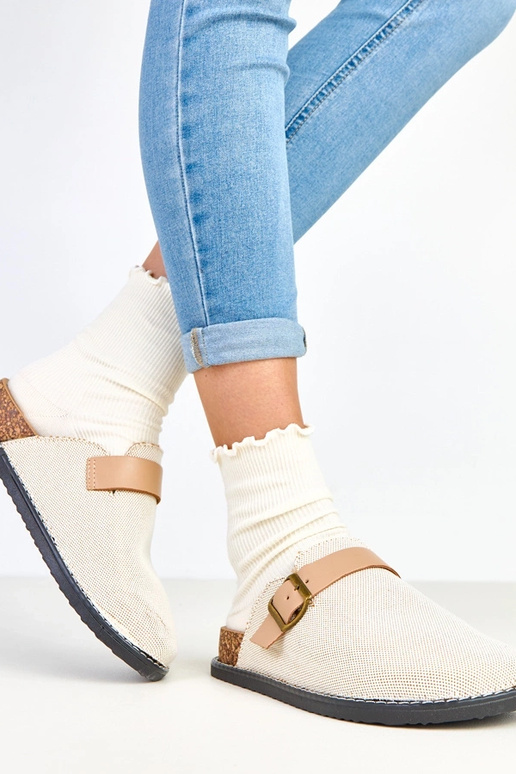 Chinelas na cor areia em plataforma... Chinelas na cor areia em plataforma...