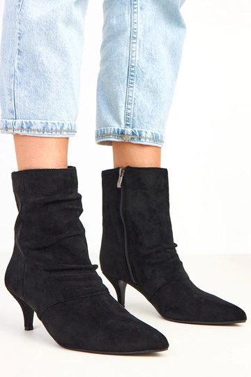 Botins pretos de salto...