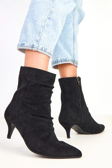 Botins pretos de salto... 2