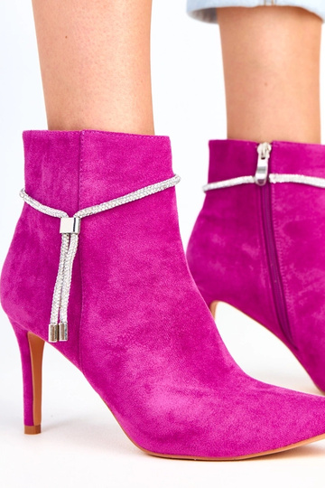 Botins violetas de salto alto com corrente decorativa Ivey