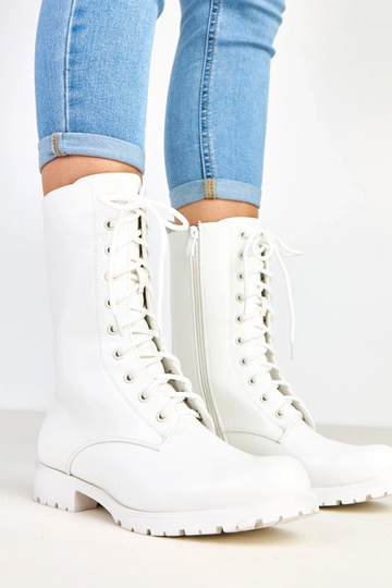 Botins brancos de salto...