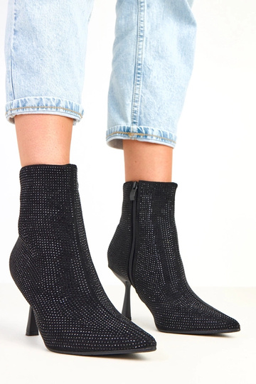 Botins pretos de salto alto...