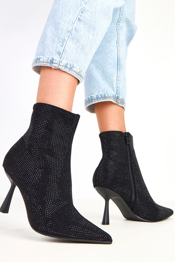 Botins pretos de salto alto... 2