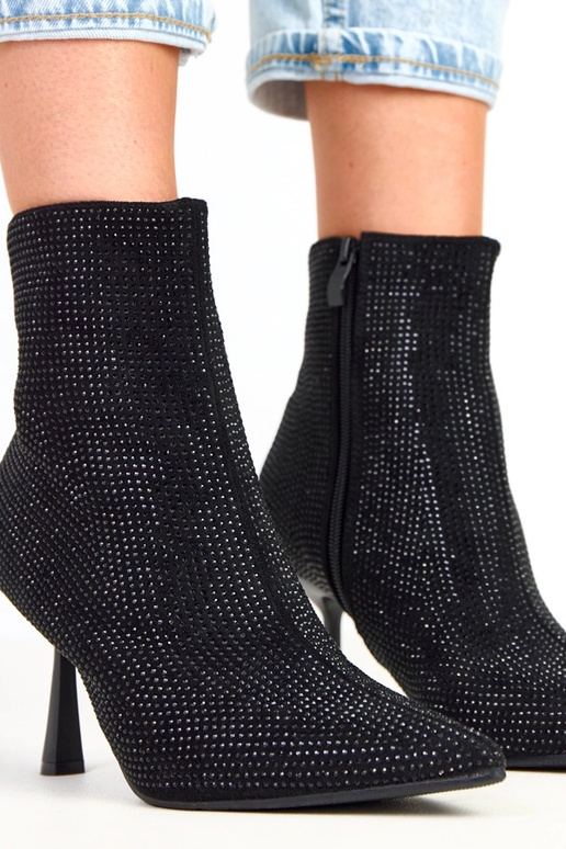 Botins pretos de salto alto decorados...