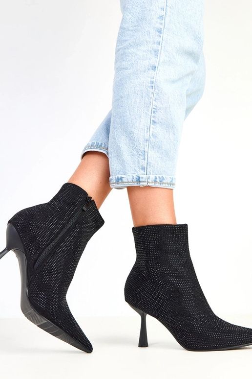 Botins pretos de salto alto decorados...