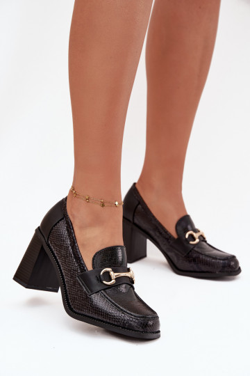 Sapatos femininos com saltos e detalhes dourados na cor preta Novella 2