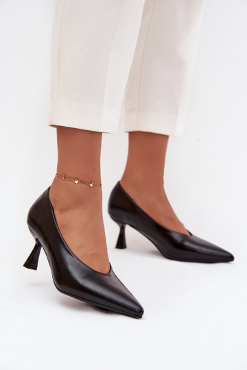 com efeito verniz Sapato com salto fino cor preta Gavrielle