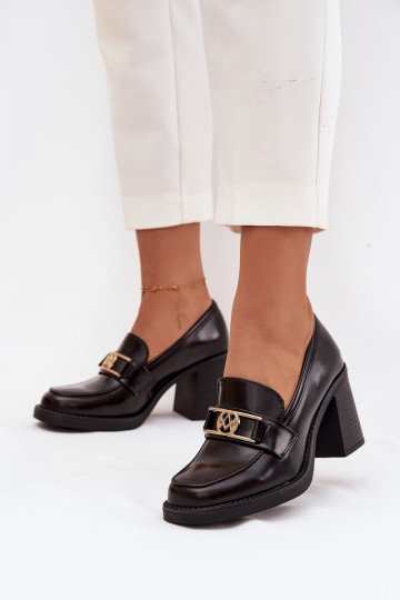 Sapatos femininos com salto e detalhes dourados na cor chocolate Privelle 2