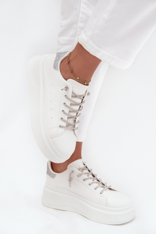 À modalo de tênis Feminino com uma plataforma Com decorações Amarrandom E brilho cor branca Belmira À modalo de tênis Feminino com uma plataforma Com decorações Amarrandom E brilho cor branca Belmira