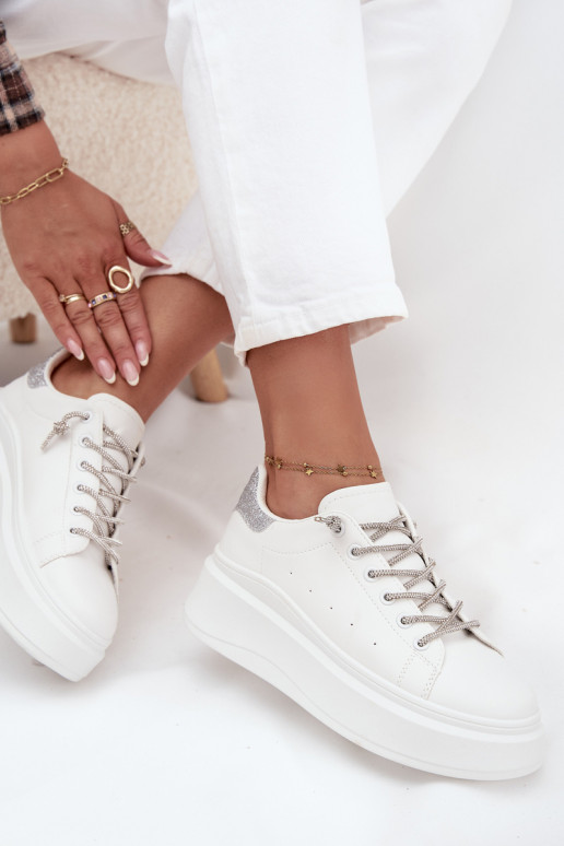 À modalo de tênis Feminino com uma plataforma Com decorações Amarrandom E brilho cor branca Belmira À modalo de tênis Feminino com uma plataforma Com decorações Amarrandom E brilho cor branca Belmira