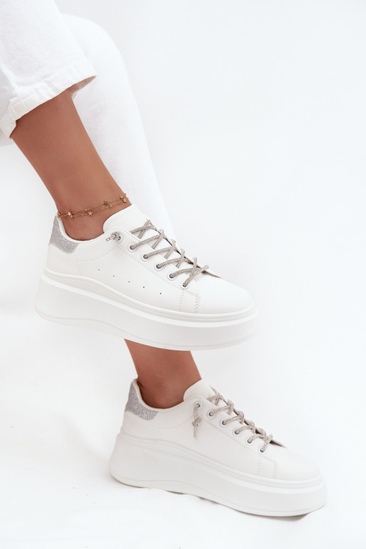 À modalo de tênis Feminino com uma plataforma Com decorações Amarrandom E brilho cor branca Belmira À modalo de tênis Feminino com uma plataforma Com decorações Amarrandom E brilho cor branca Belmira
