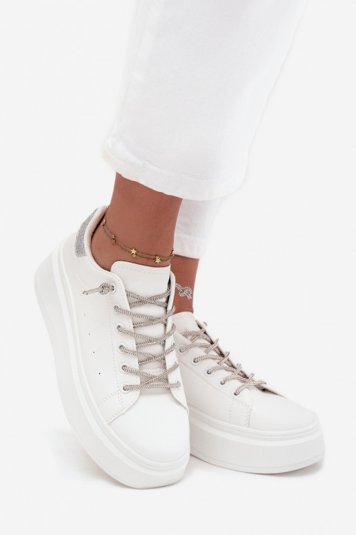 À modalo de tênis Feminino com uma plataforma Com decorações Amarrandom E brilho cor branca Belmira À modalo de tênis Feminino com uma plataforma Com decorações Amarrandom E brilho cor branca Belmira