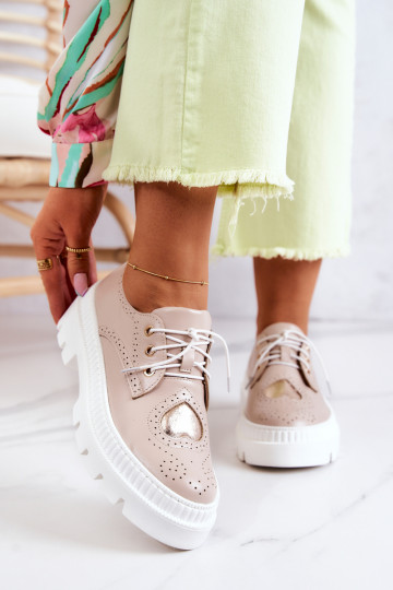 Sapatos de couro na cor areia com corações Curtis