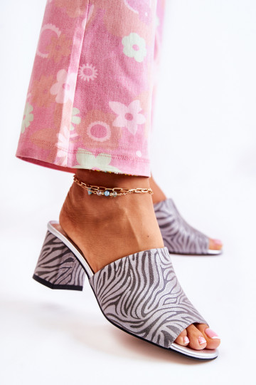 Chinelos de couro cinzentos para mulheres com saltos Zebra Nessita